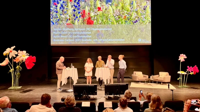 En grupp människor som står uppe på scenen.