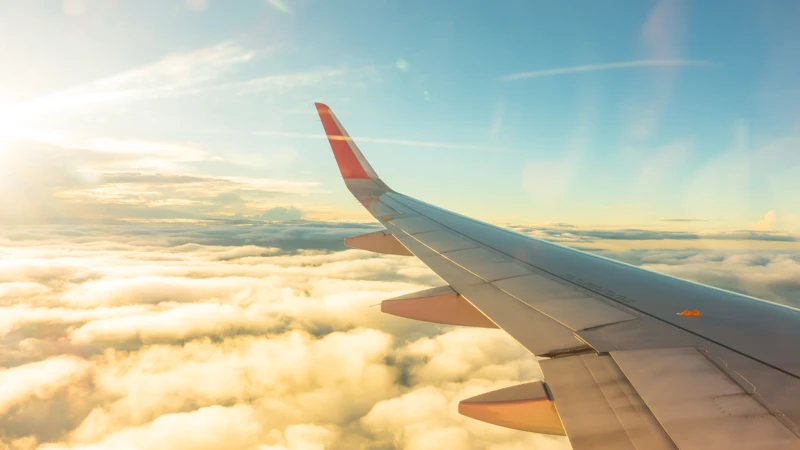 flygplansvinge bland molnen