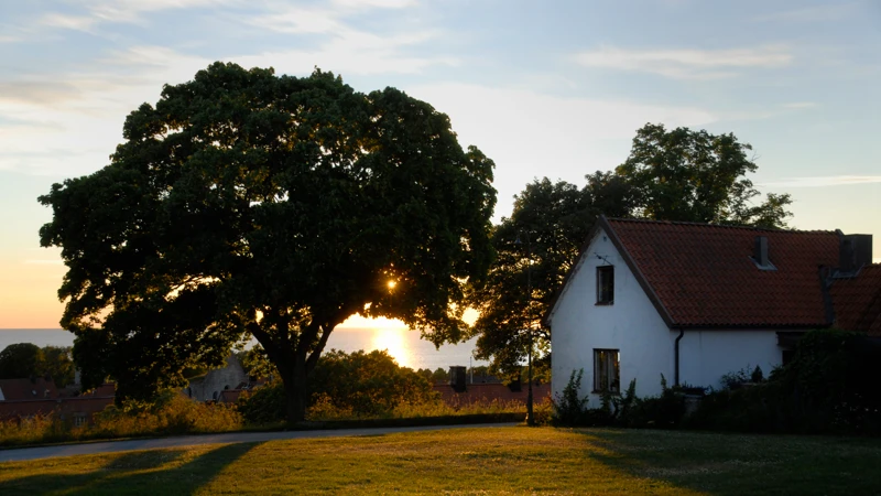 hus i solnedgång