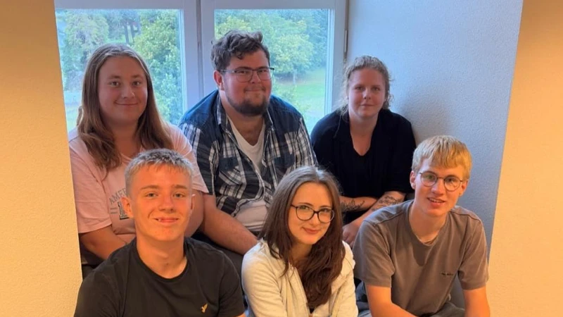 En grupp människor som sitter bredvid varandra.