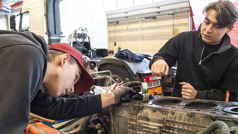 Elever mekar med motor.