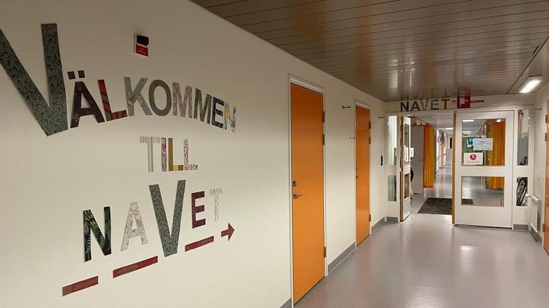 En skylt på väggen där det står Välkommen till Navet.