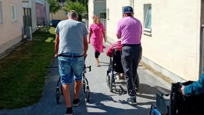 Personer ute och promenerar