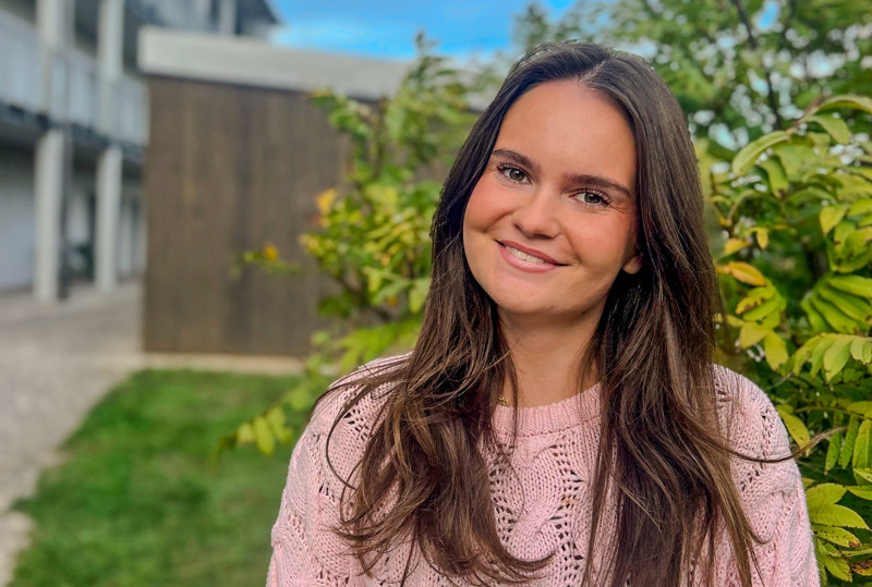 Ebba ler mot kameran