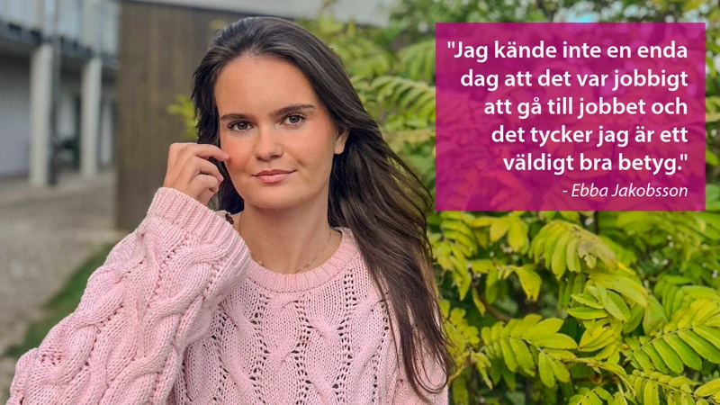 Ebba ler mot kameran, med ett citat skrivet över bilden