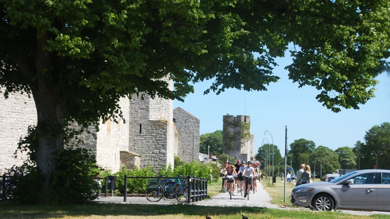 Visby ringmur och cyklister