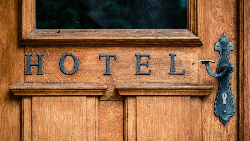En trädörr med ordet "hotell" på