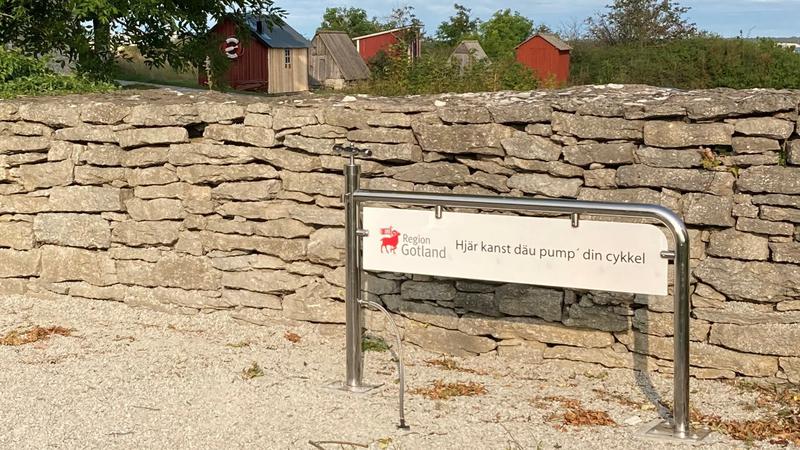 Cykelpump med skylt på gotländska