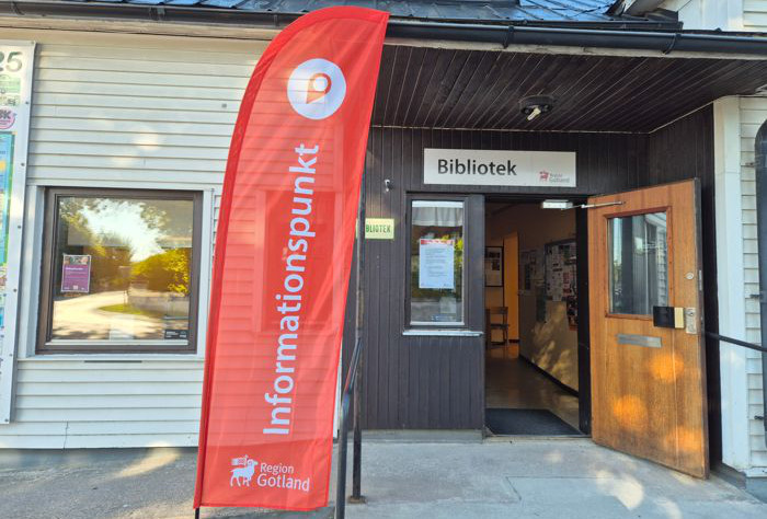 Beachflagga utan för en informationspunkt
