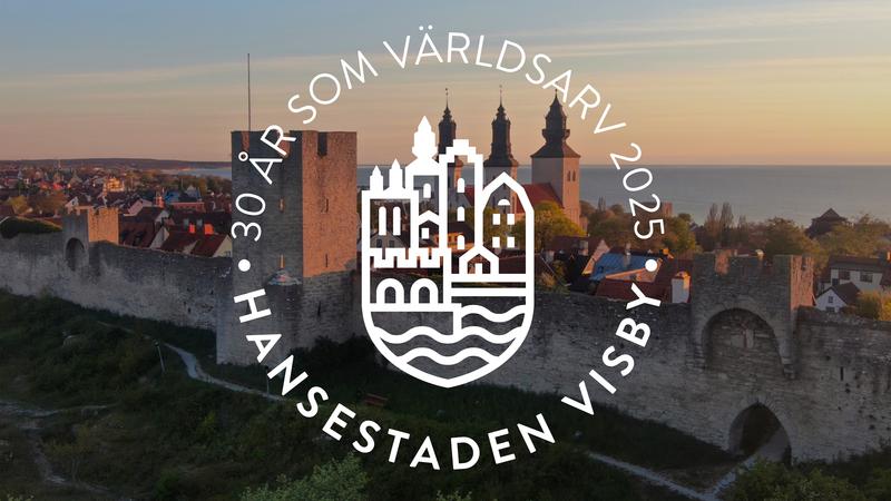 Vy över Visby med världsarvslogga på