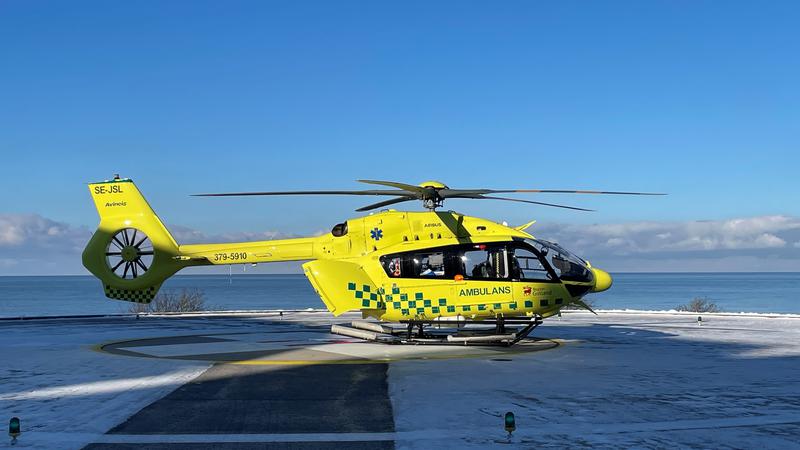 Gul ambulanshelikopter på helikopterplatta