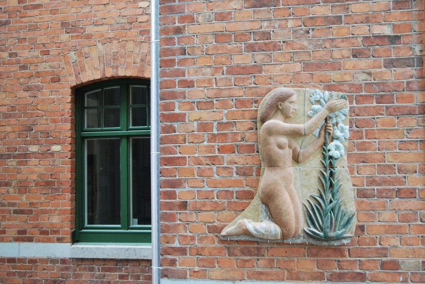 Knäböjande flicka