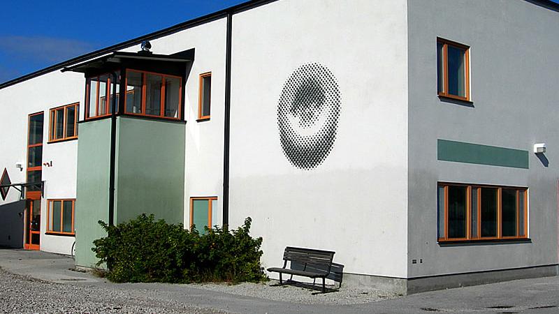 Konstverket sitter på hörnet till en vit byggnad