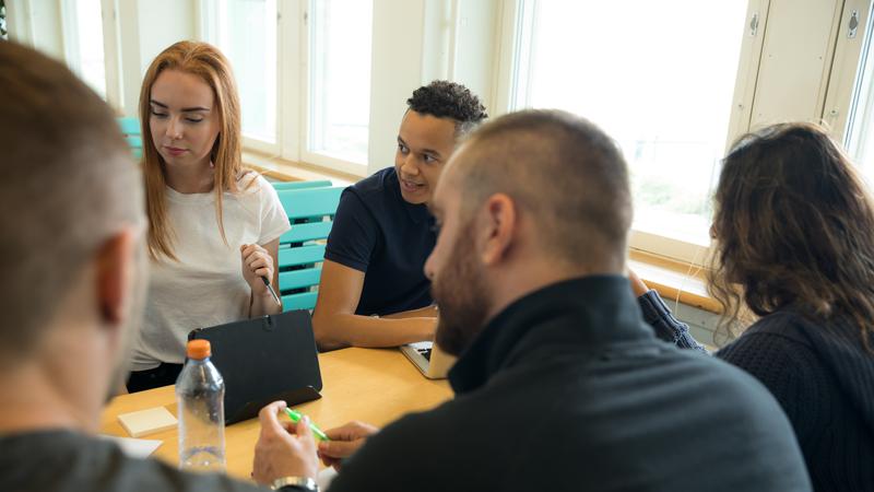 En grupp ungdomar som kommunicerar