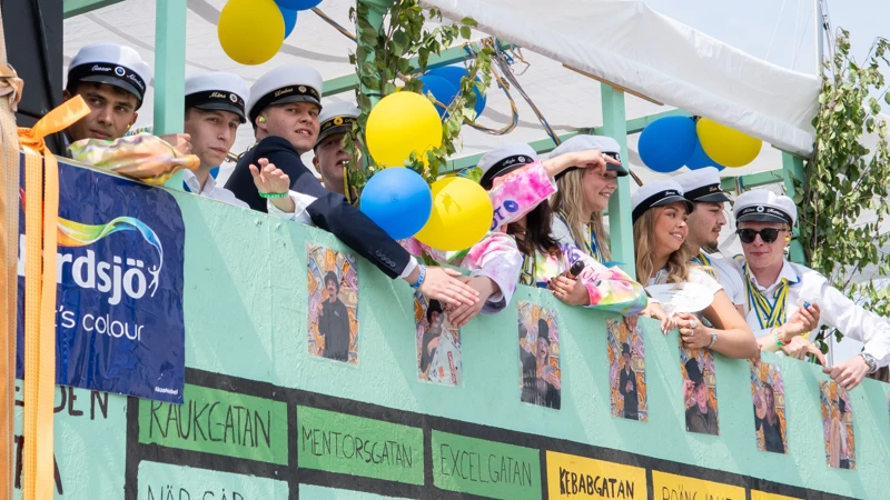 En grupp studenter som står på ett flak.