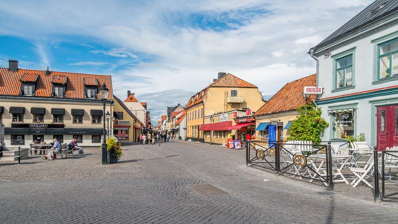 Vy över och gata i Visby innerstad.
