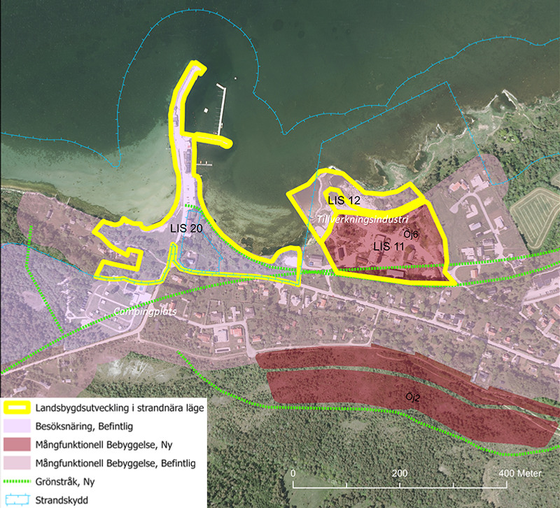 Flygbild över LIS-område Burgsvik hamn samt Stenfabriken Burgsvik. Teckenförklaring: Gul linje: Landsbygdsutveckling i strandnära läge Ljuslila yta: Besöksnäring, befintlig Mörkrosa yta: Mångfunktionell bebyggelse, ny Ljusrosa yta: Mångfunktionell bebyggelse, befintlig Streckad grön linje: Grönstråk, ny Blått streck med piggar: Strandskydd