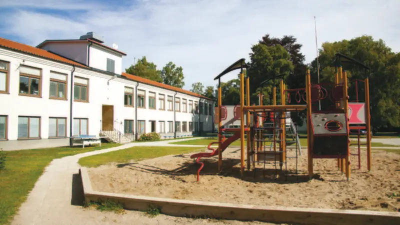 Vyn över en skolgård