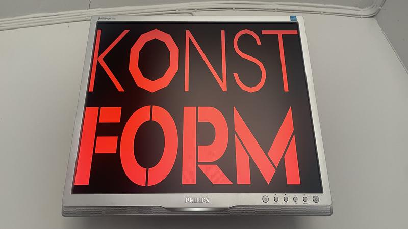 En digital skylt visar texten Konst Form