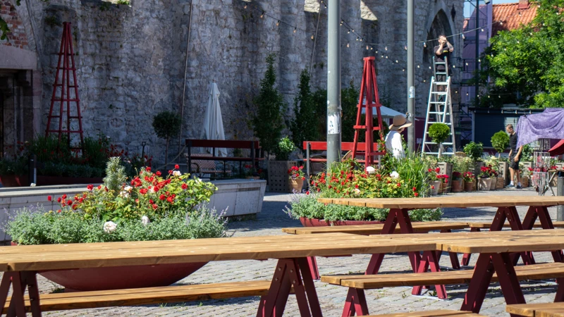På Stora torget finns trevliga bänkbord för en stunds avkoppling och som ett komplement till restaurangernas uteserveringar.