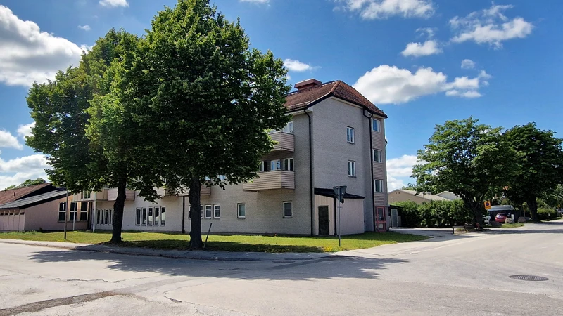 En gatuvy av ett tvåvånings hyreshus.