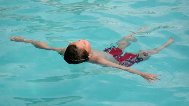 En pojke badar i en pool