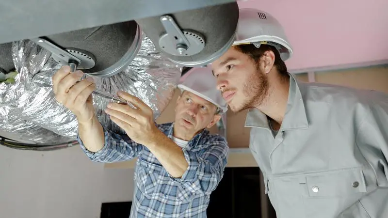 Några män som arbetar med  ventilation