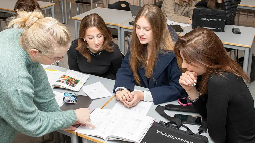 Elever har språklektion. 