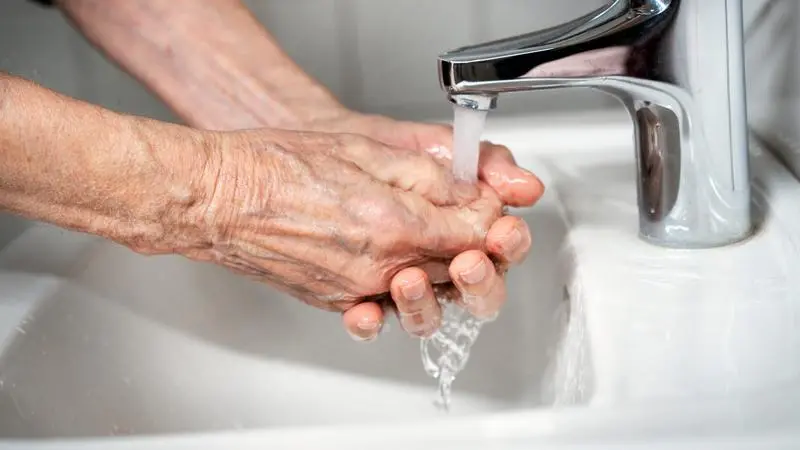 Person tvättar händerna