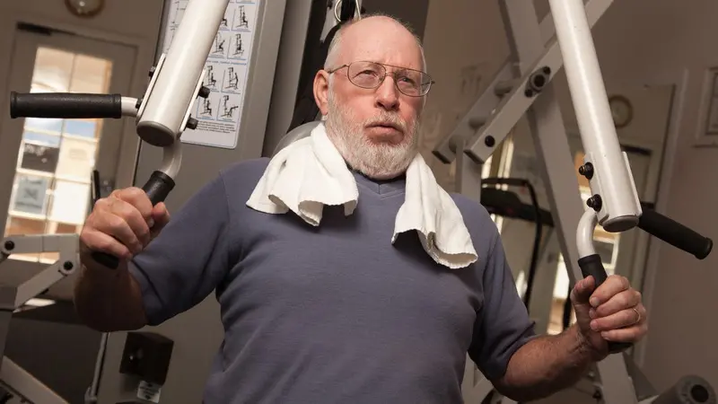 Man som tränar på gym.