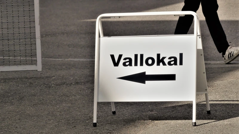 En vit skylt med en svart pil som pekar åt höger.