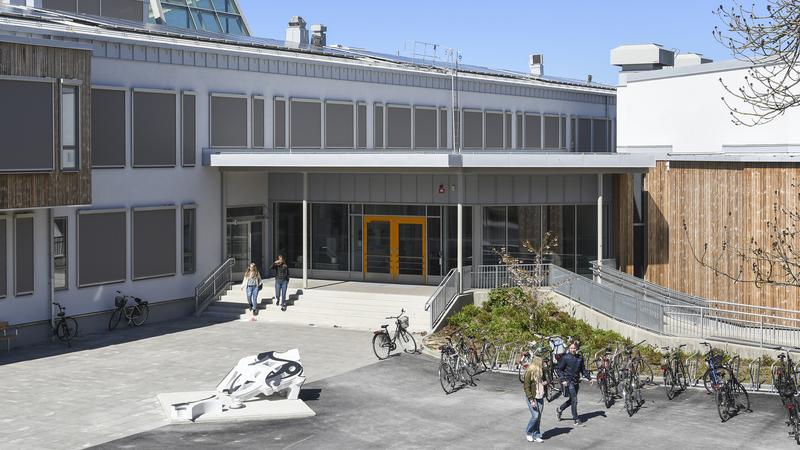 Ett äldre hus med tillbyggnationer i trä
