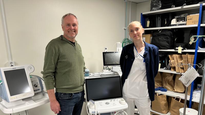 Bild på enhetschef Per Nilsson och medicinteknisk ingenjör Ejla Nyman.
