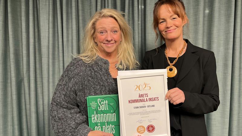 Maja Allard och Meit Fohlin tar emot priset Årets kommunala insats 2025
