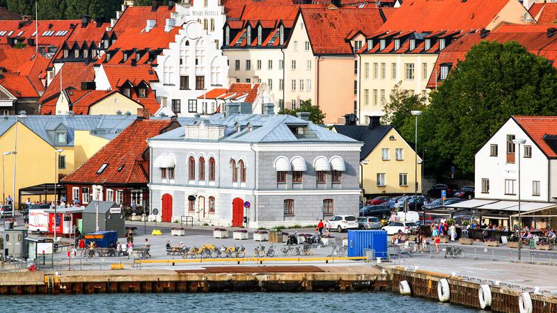VIsby hamn med gator i förgrunden och hus i bakgrunden