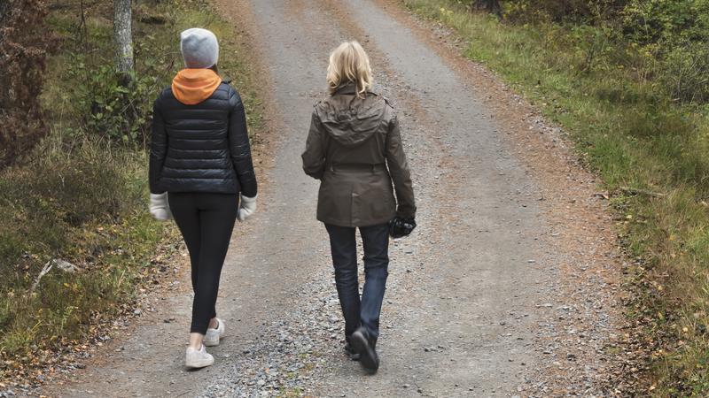 Två kvinnor promenerar.