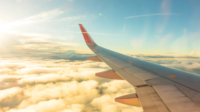 flygplansvinge bland molnen