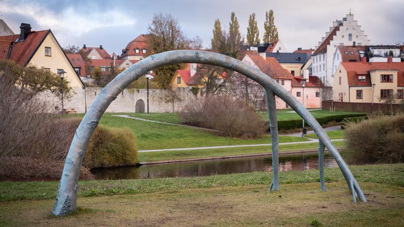 Ett träd av metall böjer sig mot marken i Almedalen