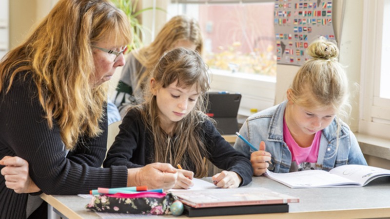 Lärare och elever i Kräklingbo skola