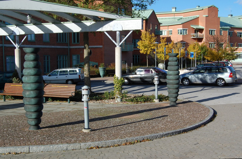 Fem grön­patinerade urnor