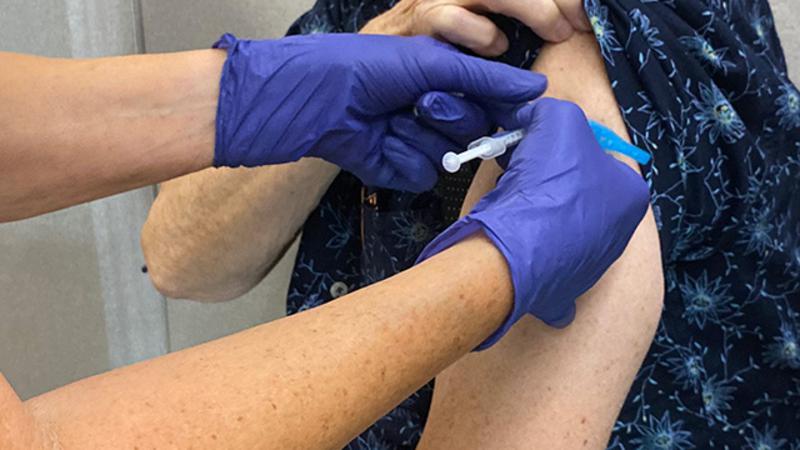 man blir vaccinerad i överarmen