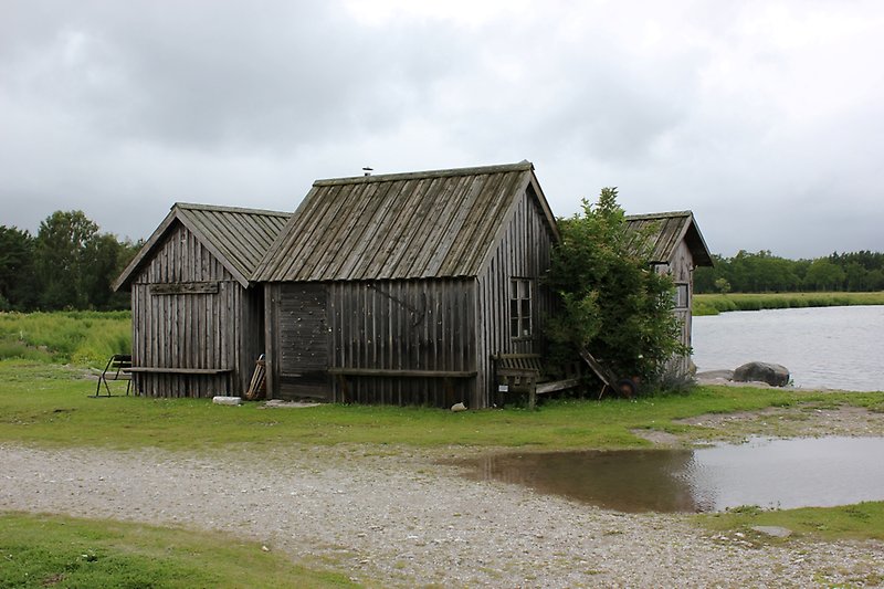 Flera fiskebodar längs vattnet.