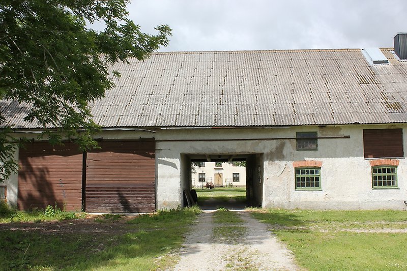 En stor lada på en gård