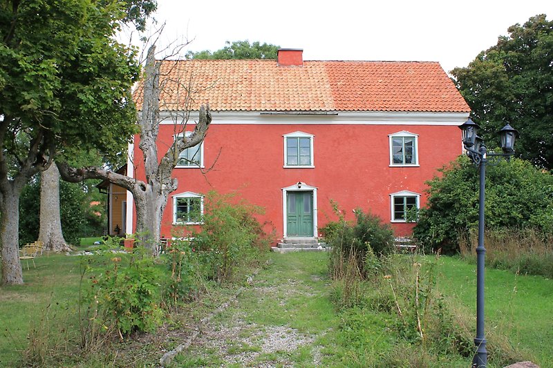 Tvåvånings hus med vita fönsterramar