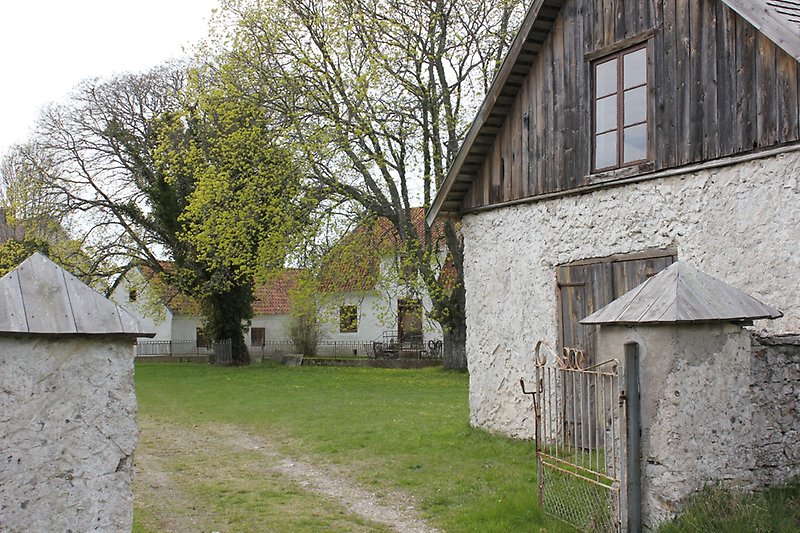 Innegårdsmiljö av flera gårdshus