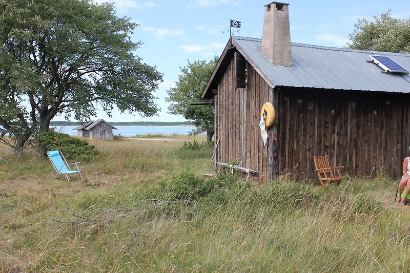 En liten träbod i närheten av vattnet.