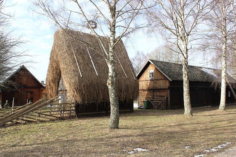 Ett gammalt trähus med ett agtak.