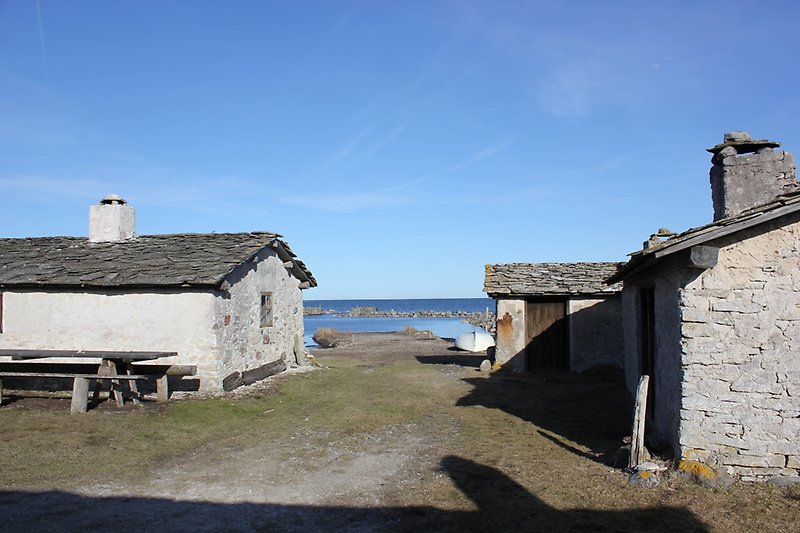 Flera stenbodar är placerade längs havet.