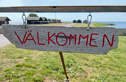 Skylt med texten Välkommen