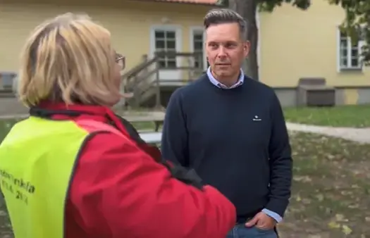 man och kvinna står och pratar